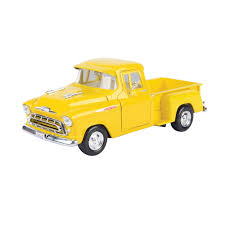 MotorMax Timeless Legends 1:24 - 1957 Chevy 3100 Stepside Yellow