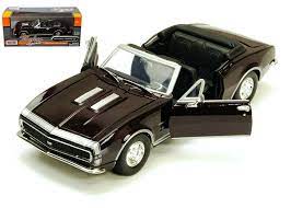 MotorMax Timeless Legends 1:24 - 1967 Chevy Camaro SS Convertible